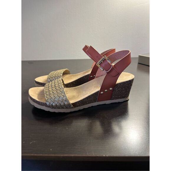 Bjorndaal Annalise Gold Braided Faux Leather Low Wedge Sandals Sz 8 EUC - Picture 4 of 6